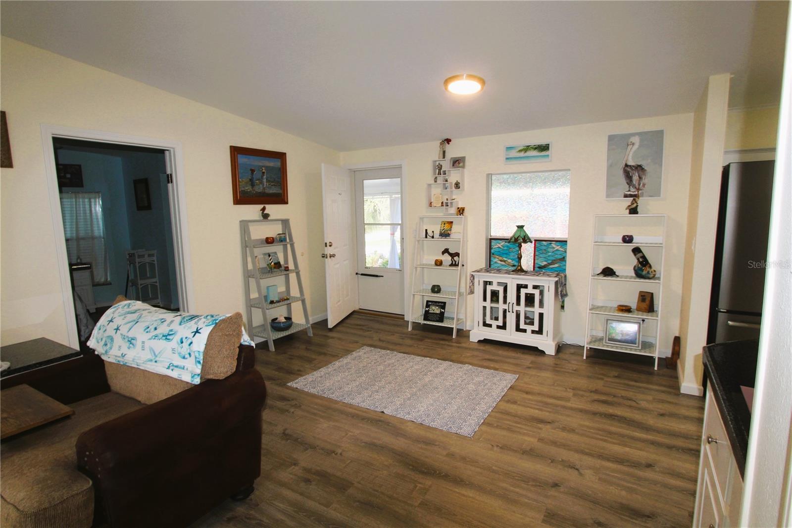 Image 4 of 22 For 451 Sioux Boulevard