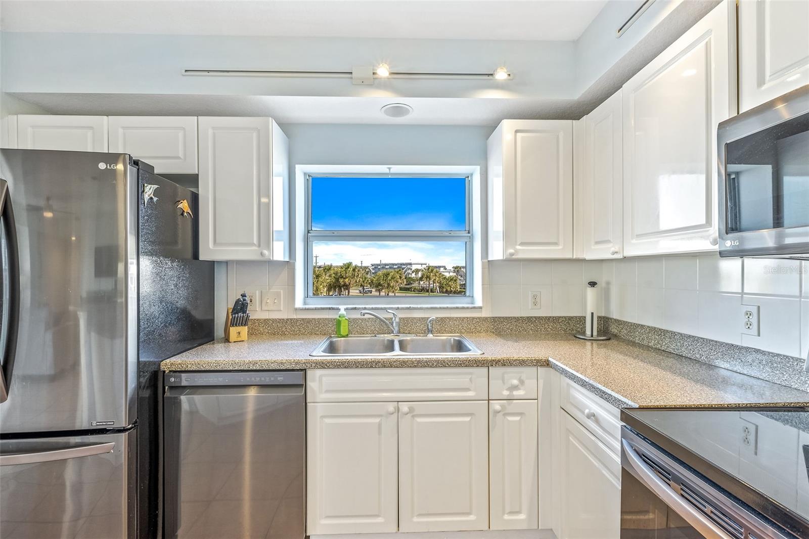Image 10 of 46 For 5300 Atlantic Avenue 3-301