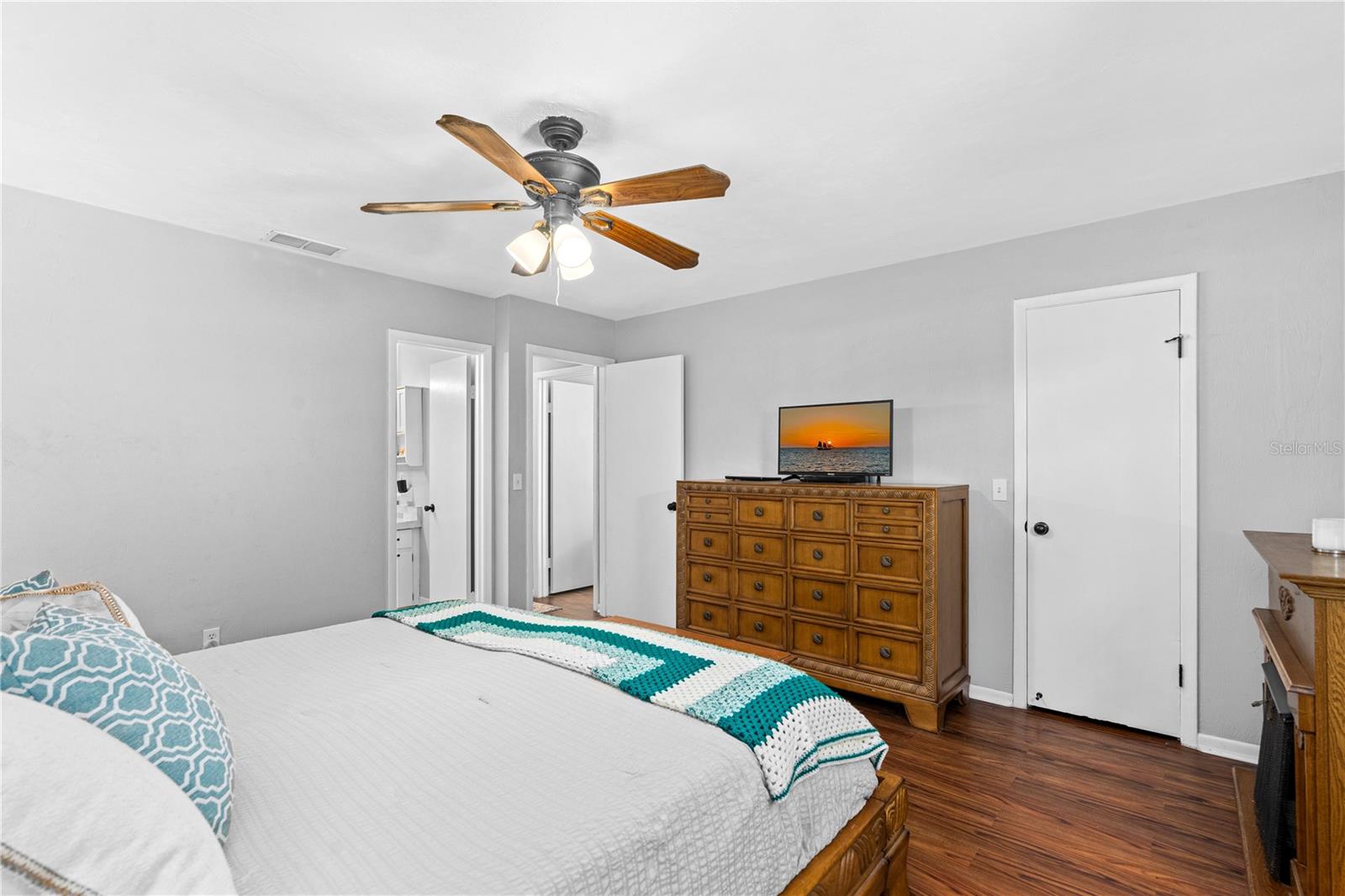 Image 23 of 33 For 411 Sea Gull Court