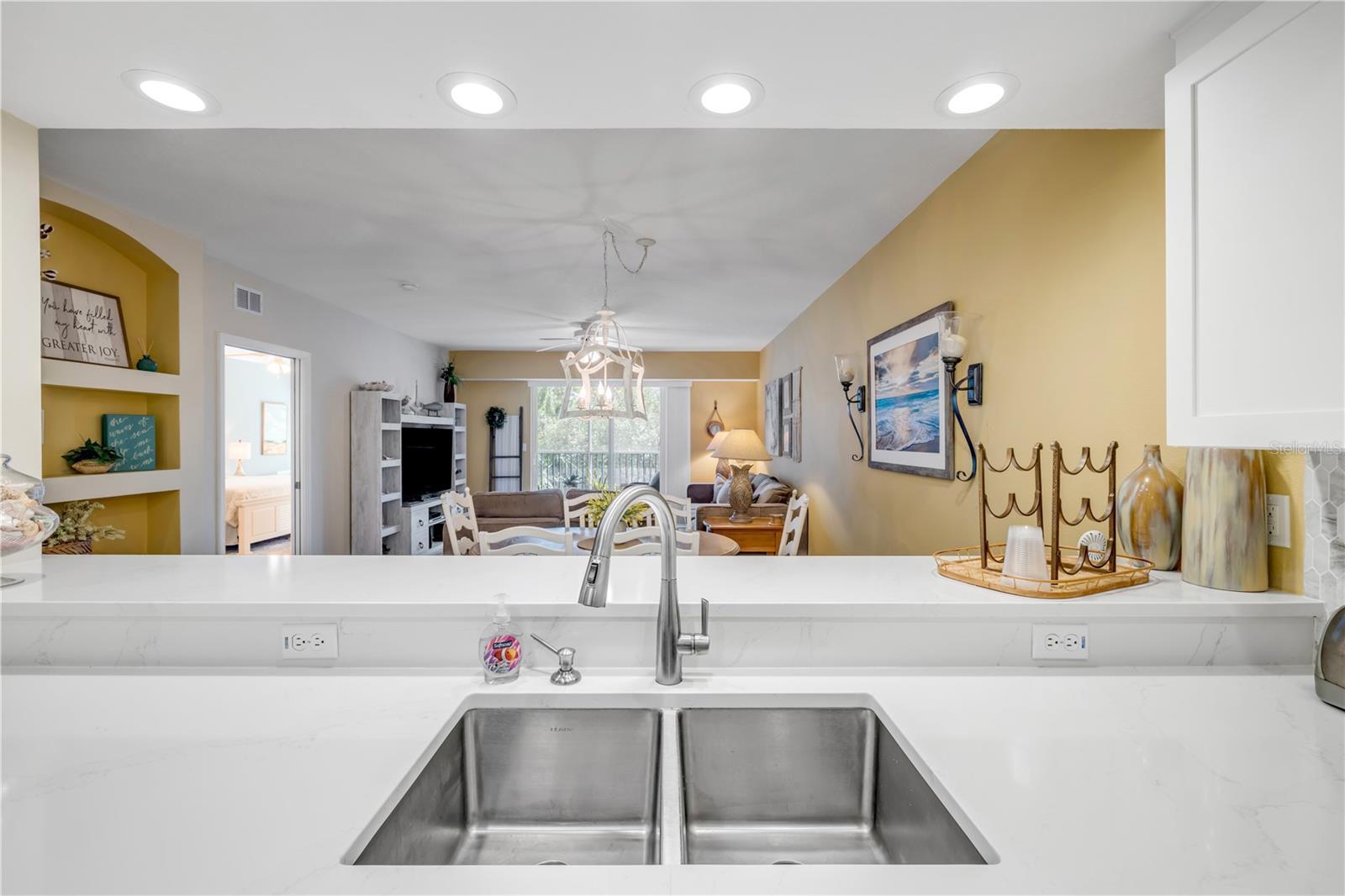 Image 6 of 74 For 5300 Atlantic Avenue 16-205