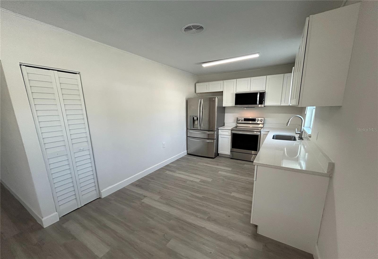 Image 8 of 30 For 550 Ridgewood Avenue