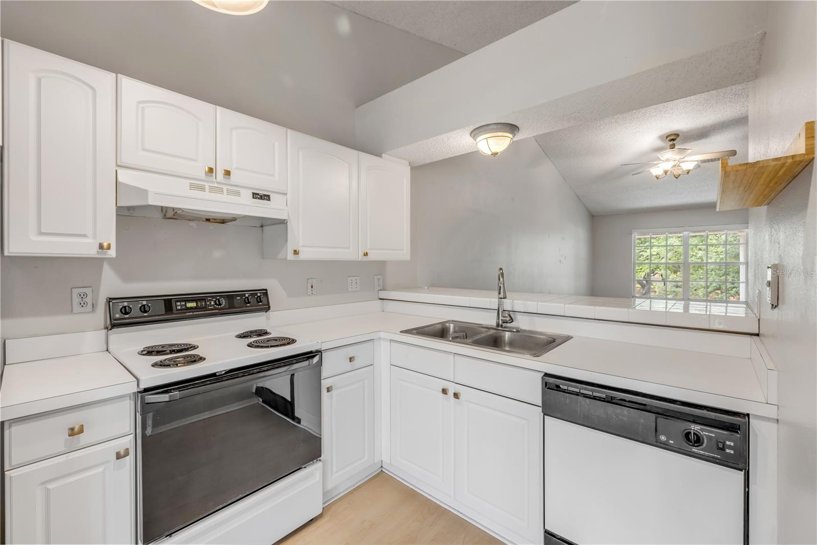 Image 11 of 50 For 160 Reserve Circle 204