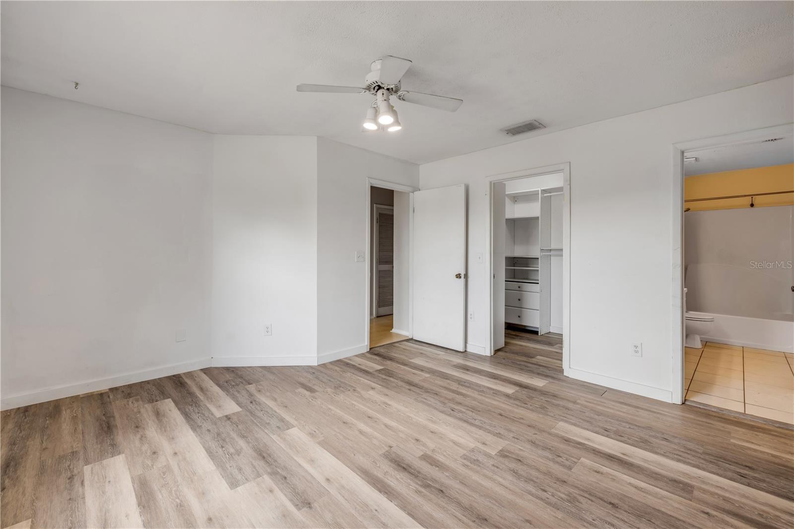 Image 18 of 50 For 160 Reserve Circle 204