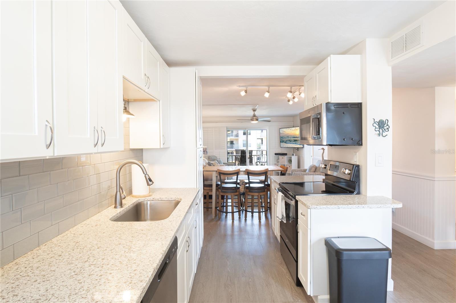 Image 9 of 25 For 4151 Atlantic Avenue 414