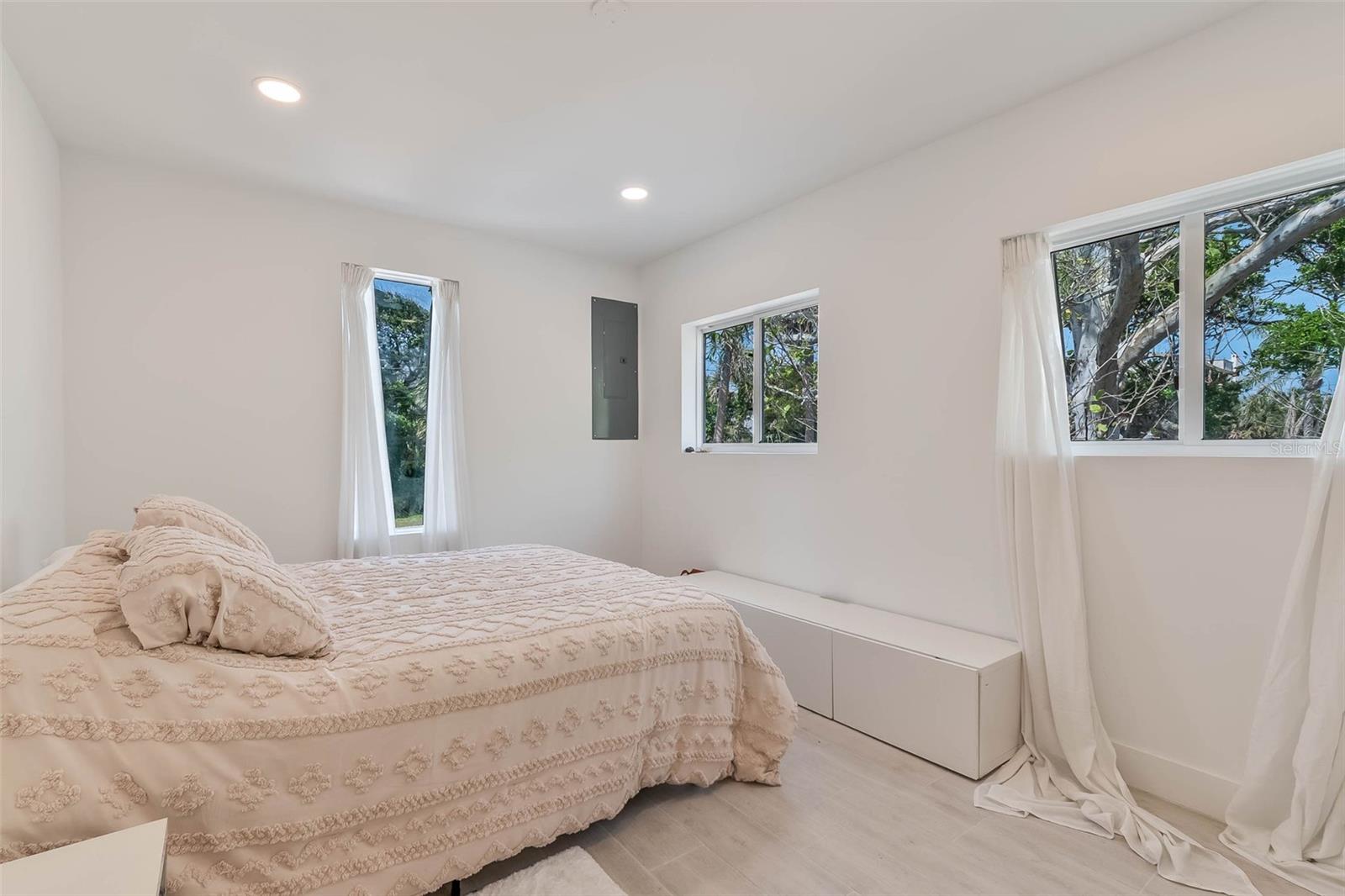 Image 11 of 34 For 833 12th Avenue