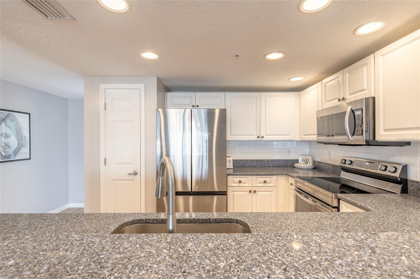 Image 4 of 50 For 5300 Atlantic Avenue 1-603