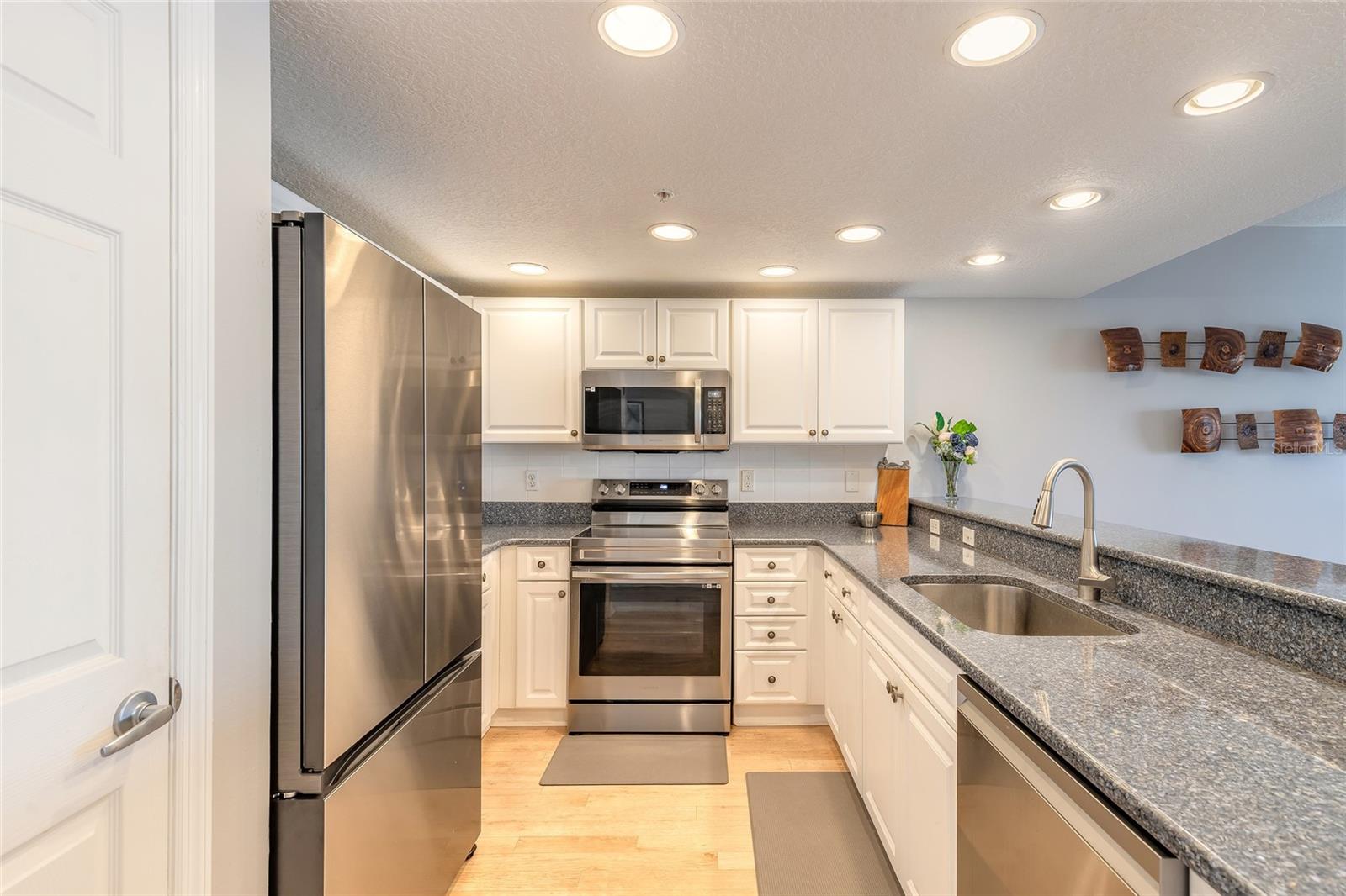 Image 5 of 50 For 5300 Atlantic Avenue 1-603