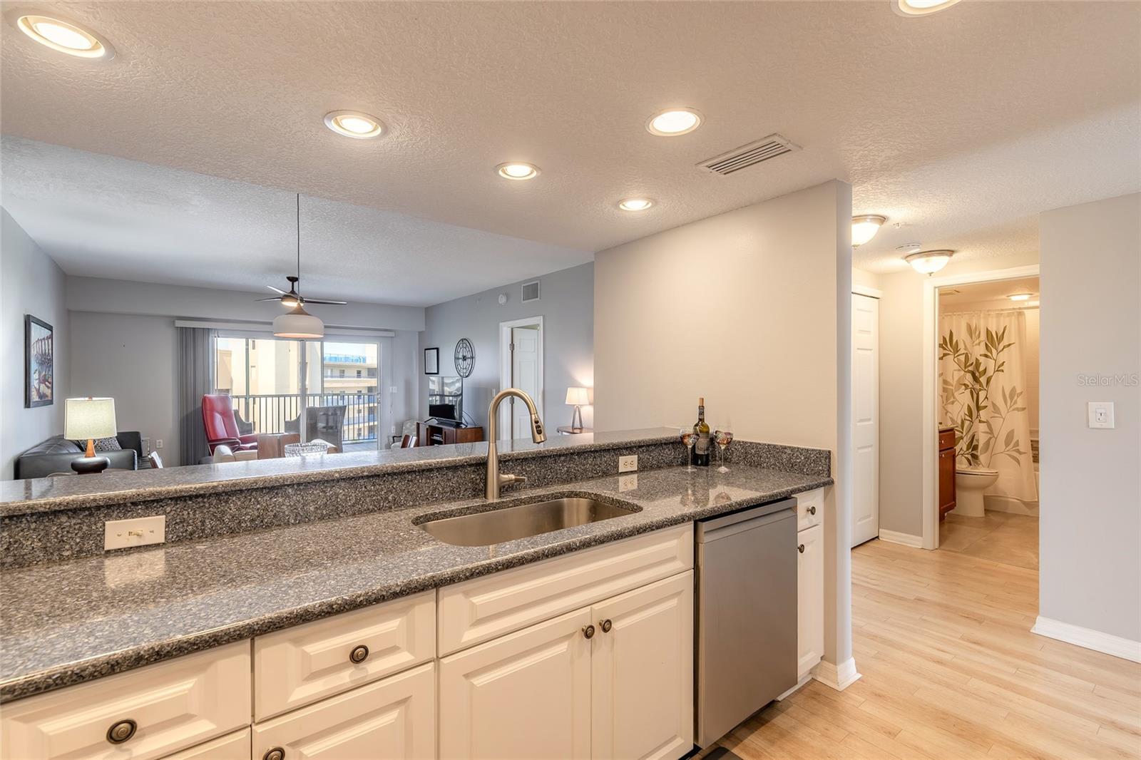 Image 6 of 50 For 5300 Atlantic Avenue 1-603