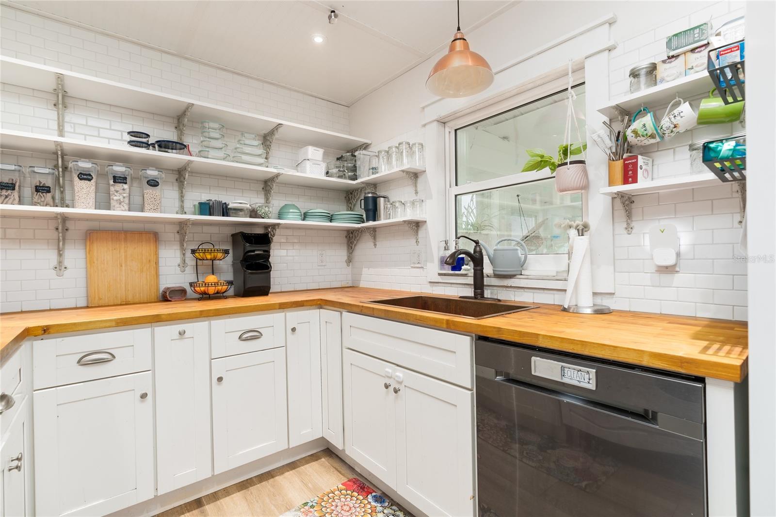 Listing photo id 9 for 25 Dolphin Avenue