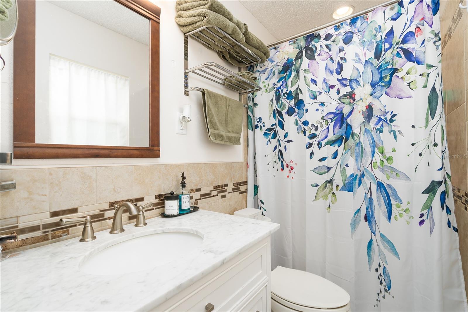 Listing photo id 17 for 25 Dolphin Avenue