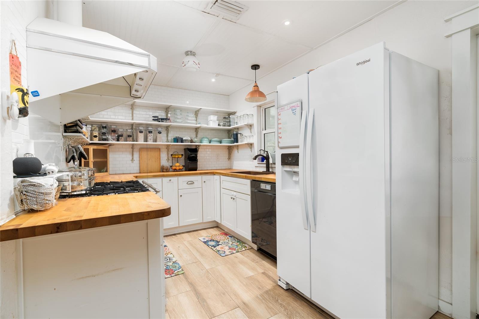 Listing photo id 7 for 25 Dolphin Avenue