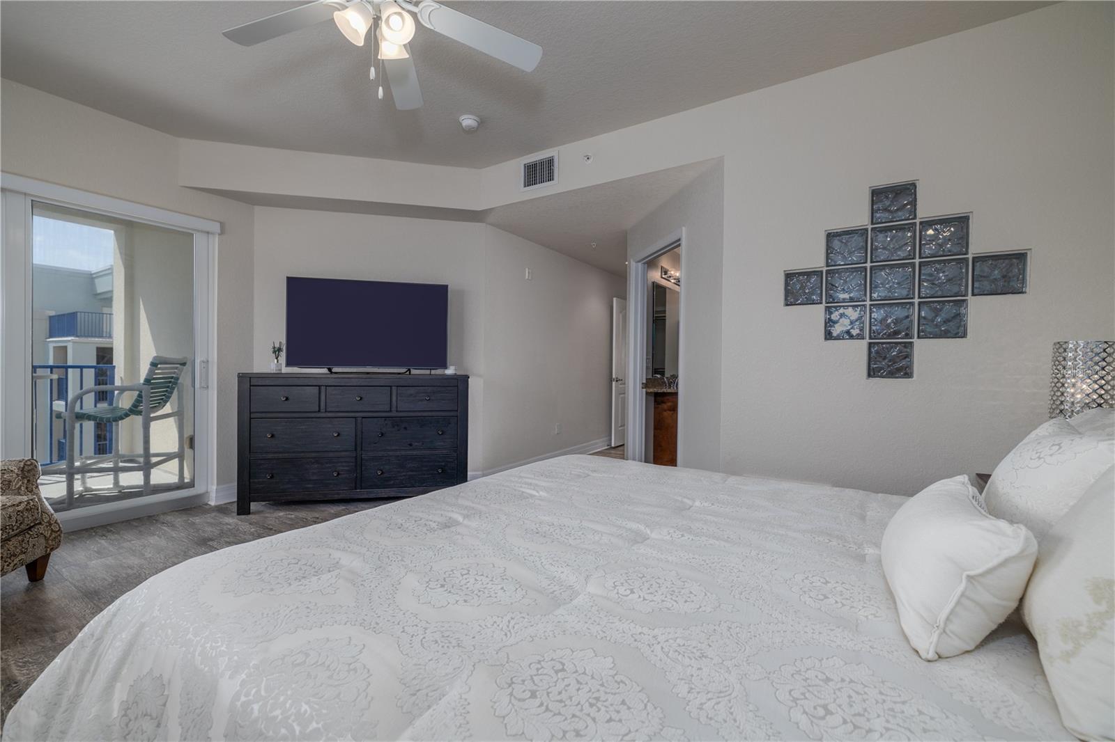 Image 19 of 36 For 5300 Atlantic Avenue 20-507