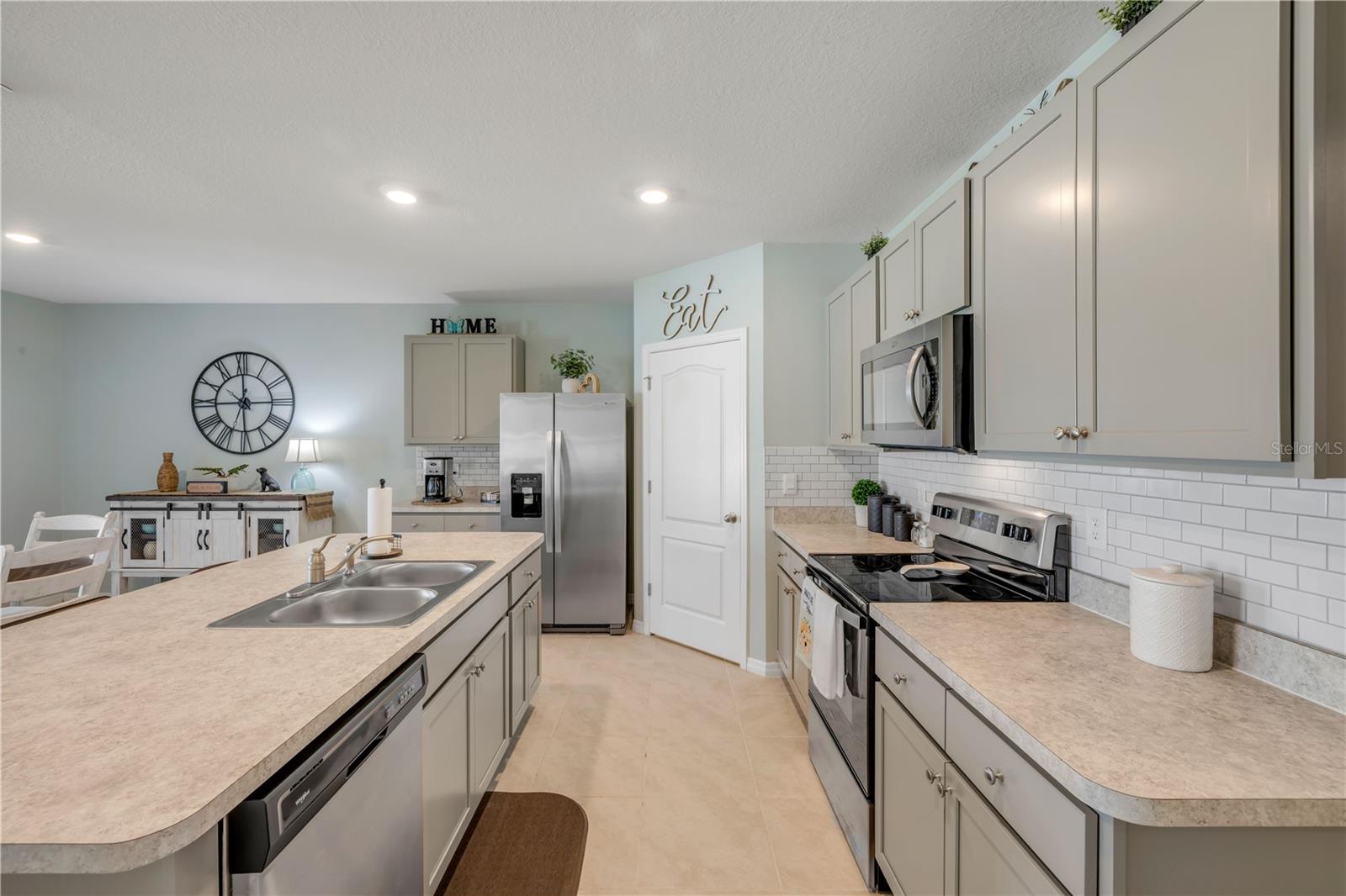 Image 7 of 35 For 2733 Neverland Drive