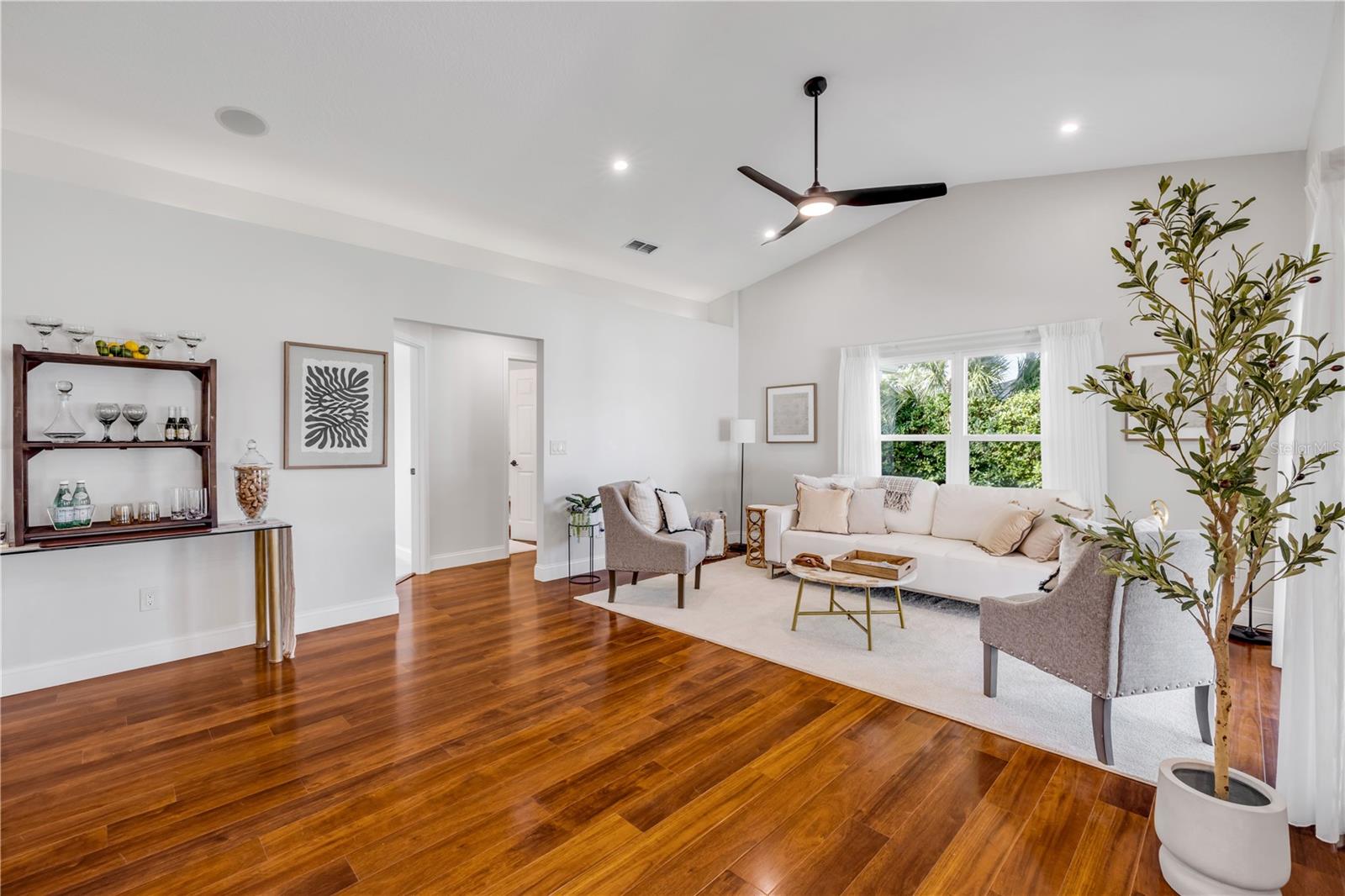 Image 14 of 30 For 620 Middlebury Loop