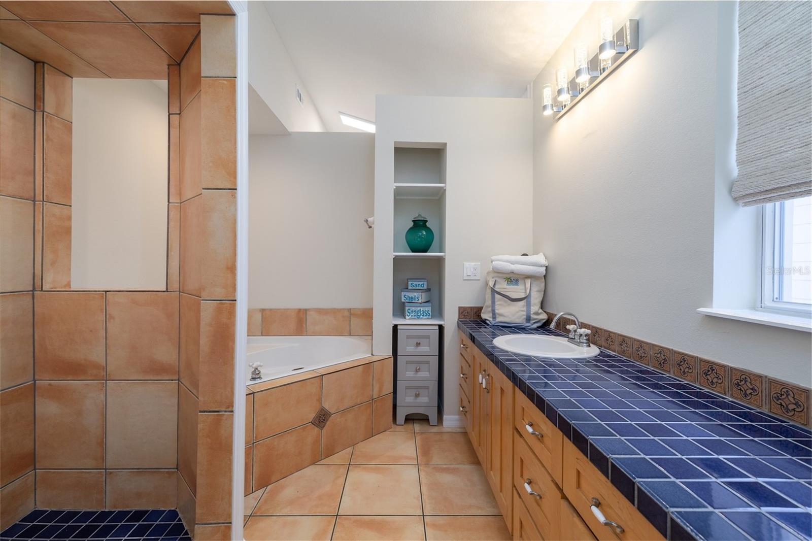 Image 28 of 68 For 506 Yupon Avenue