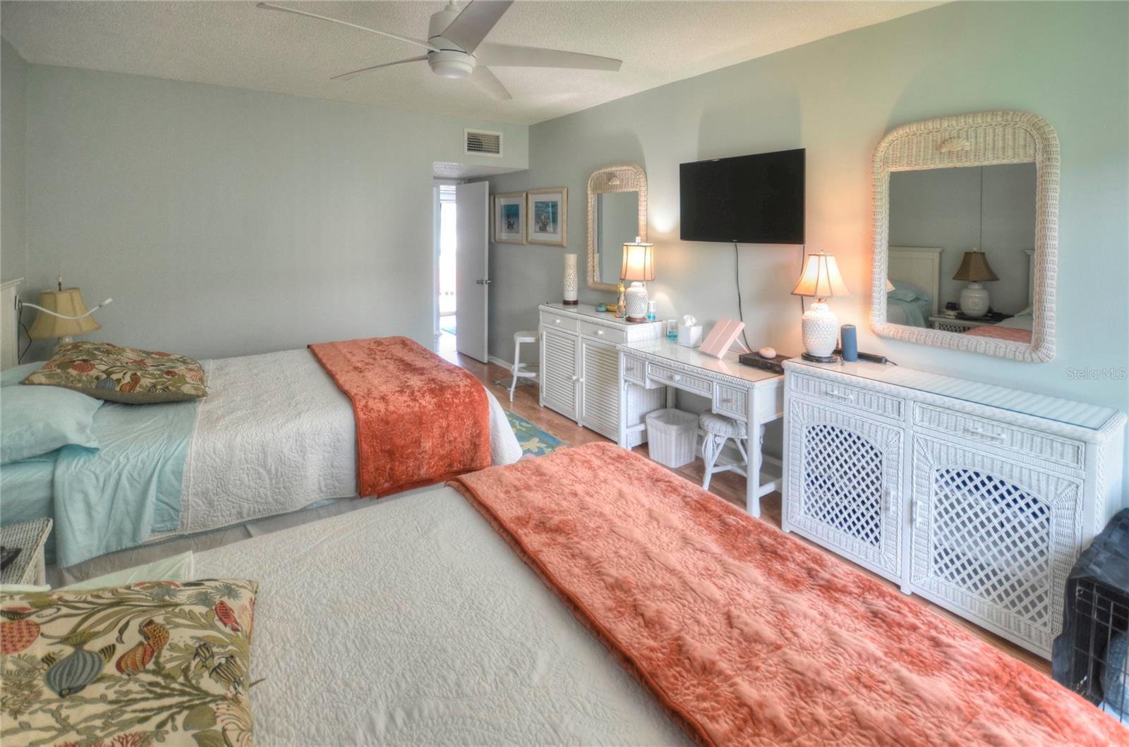 Image 11 of 26 For 717 Beach Street 207c