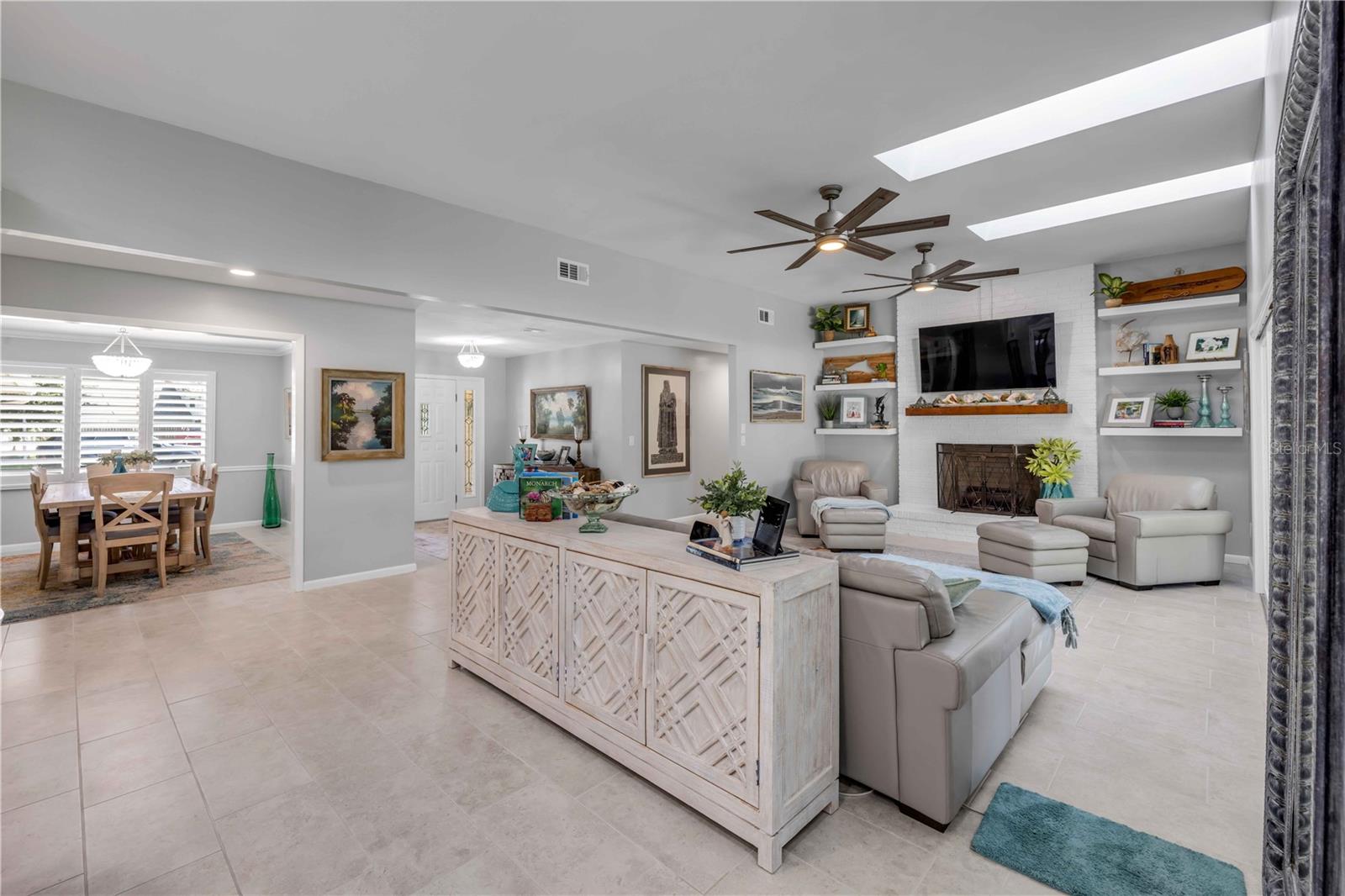 Image 21 of 98 For 544 Bottlebrush Court