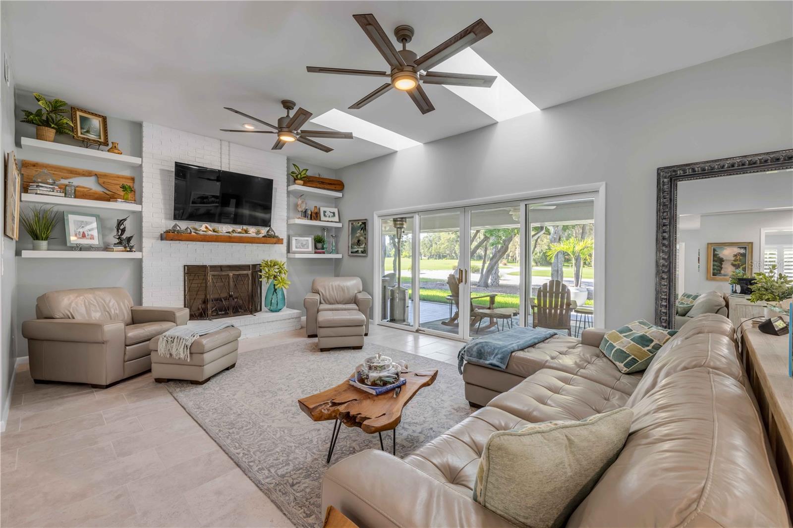 Image 23 of 98 For 544 Bottlebrush Court
