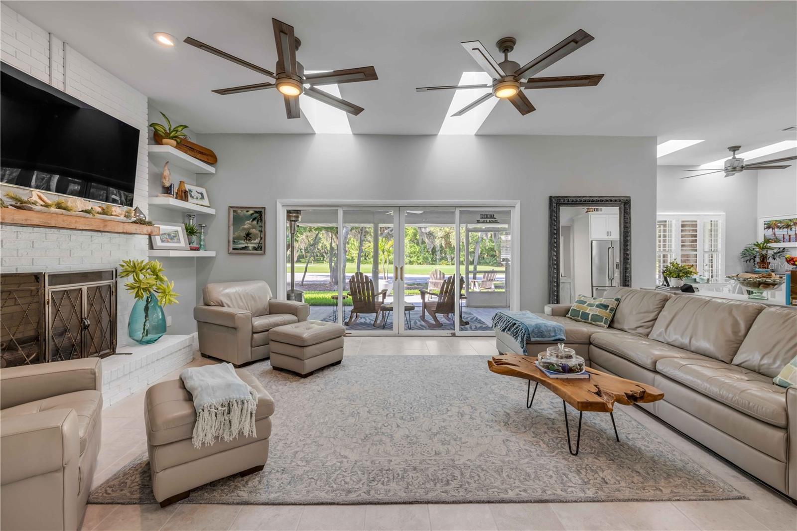 Image 24 of 98 For 544 Bottlebrush Court
