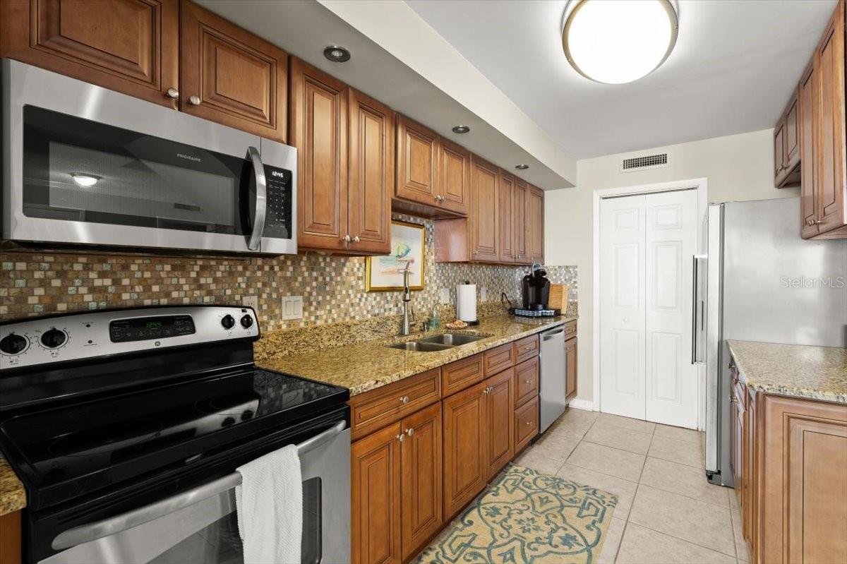 Image 6 of 53 For 901 Atlantic Avenue 202
