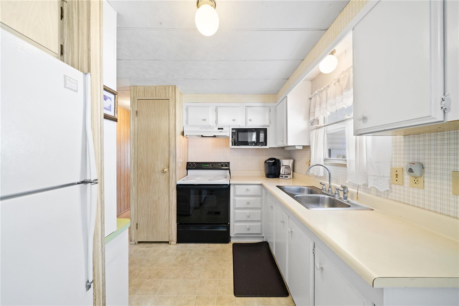 Image 6 of 48 For 173 Holiday Park Boulevard Ne