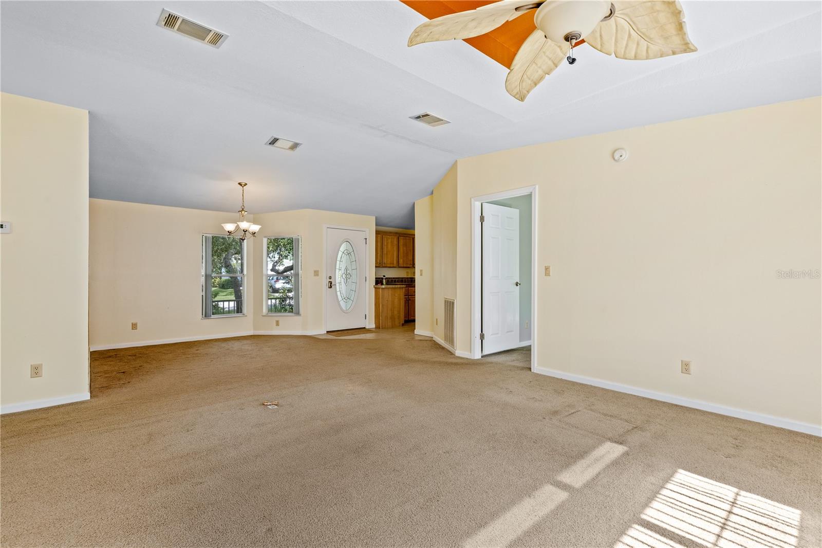 Image 10 of 65 For 415 Sioux Boulevard