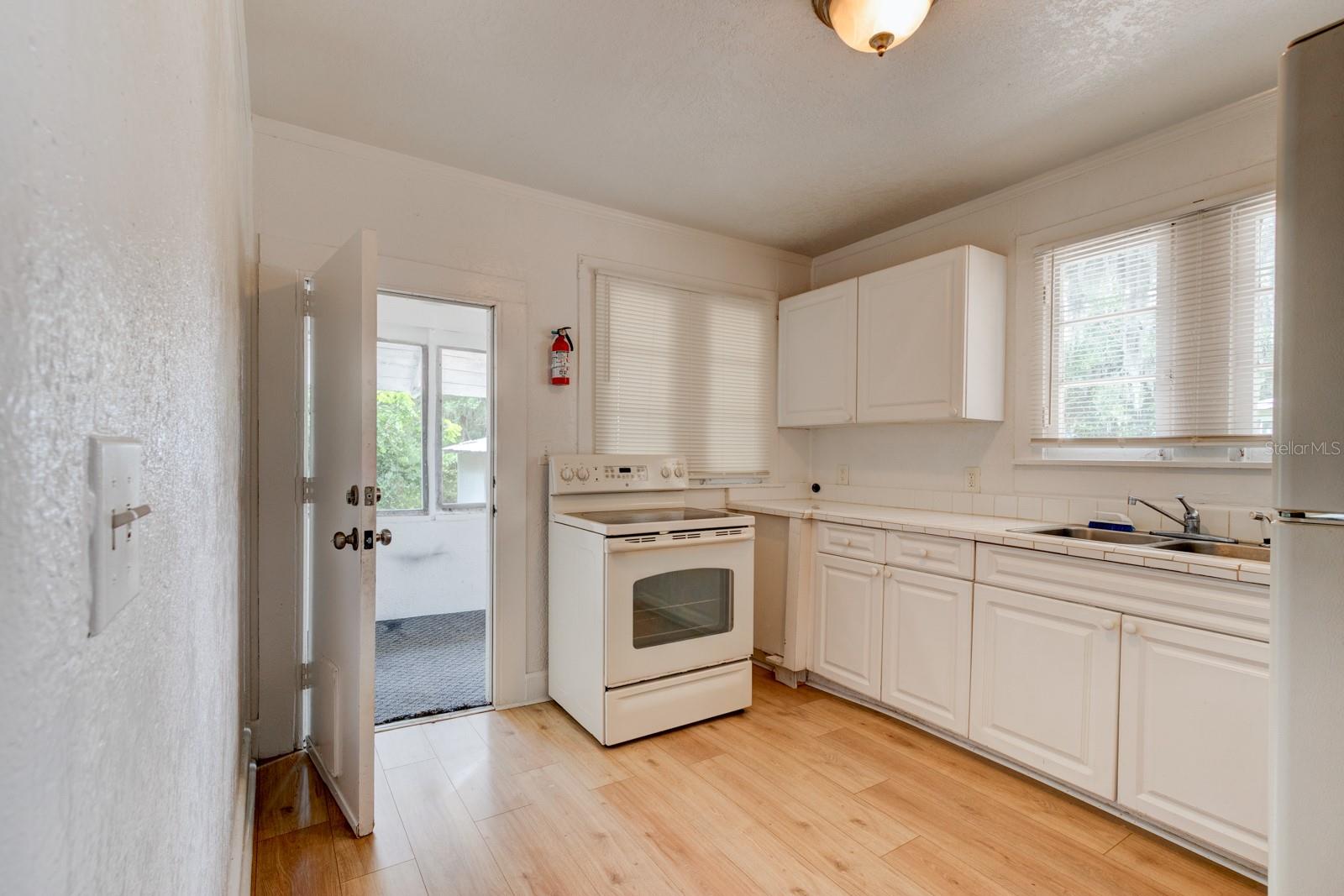 Image 7 of 27 For 514 Mary Avenue
