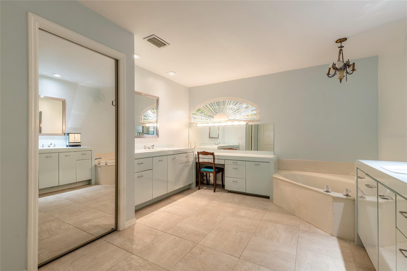 Image 14 of 59 For 904 Clubhouse Boulevard