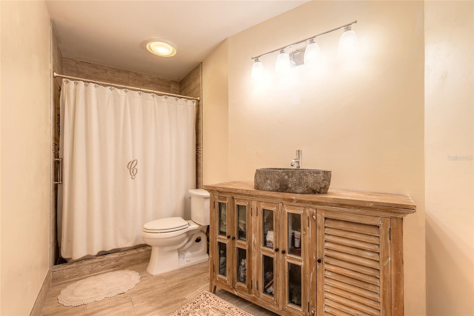 Image 19 of 59 For 904 Clubhouse Boulevard