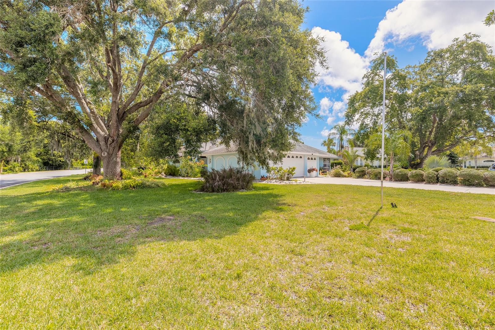 Image 4 of 59 For 904 Clubhouse Boulevard