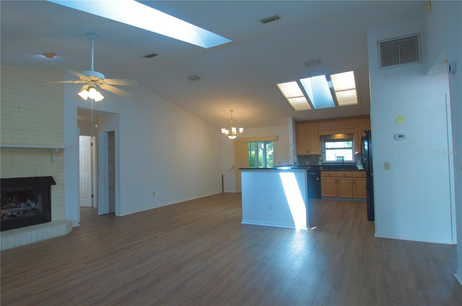 Image 4 of 17 For 2548 Crestwood Avenue