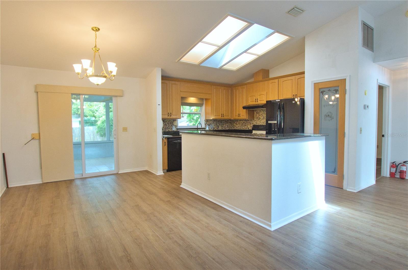 Image 6 of 17 For 2548 Crestwood Avenue