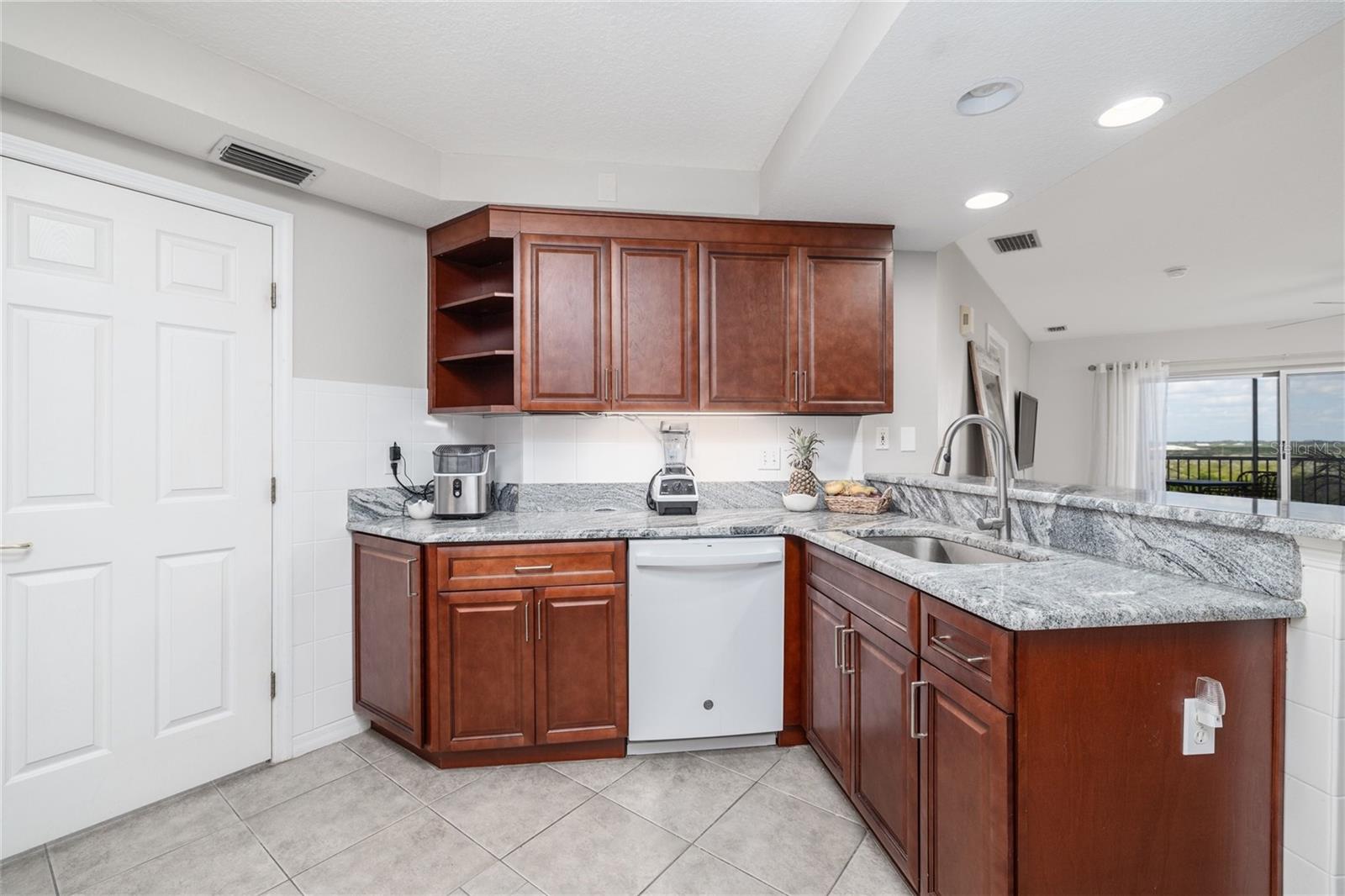 Image 14 of 41 For 5300 Atlantic Avenue 5-502