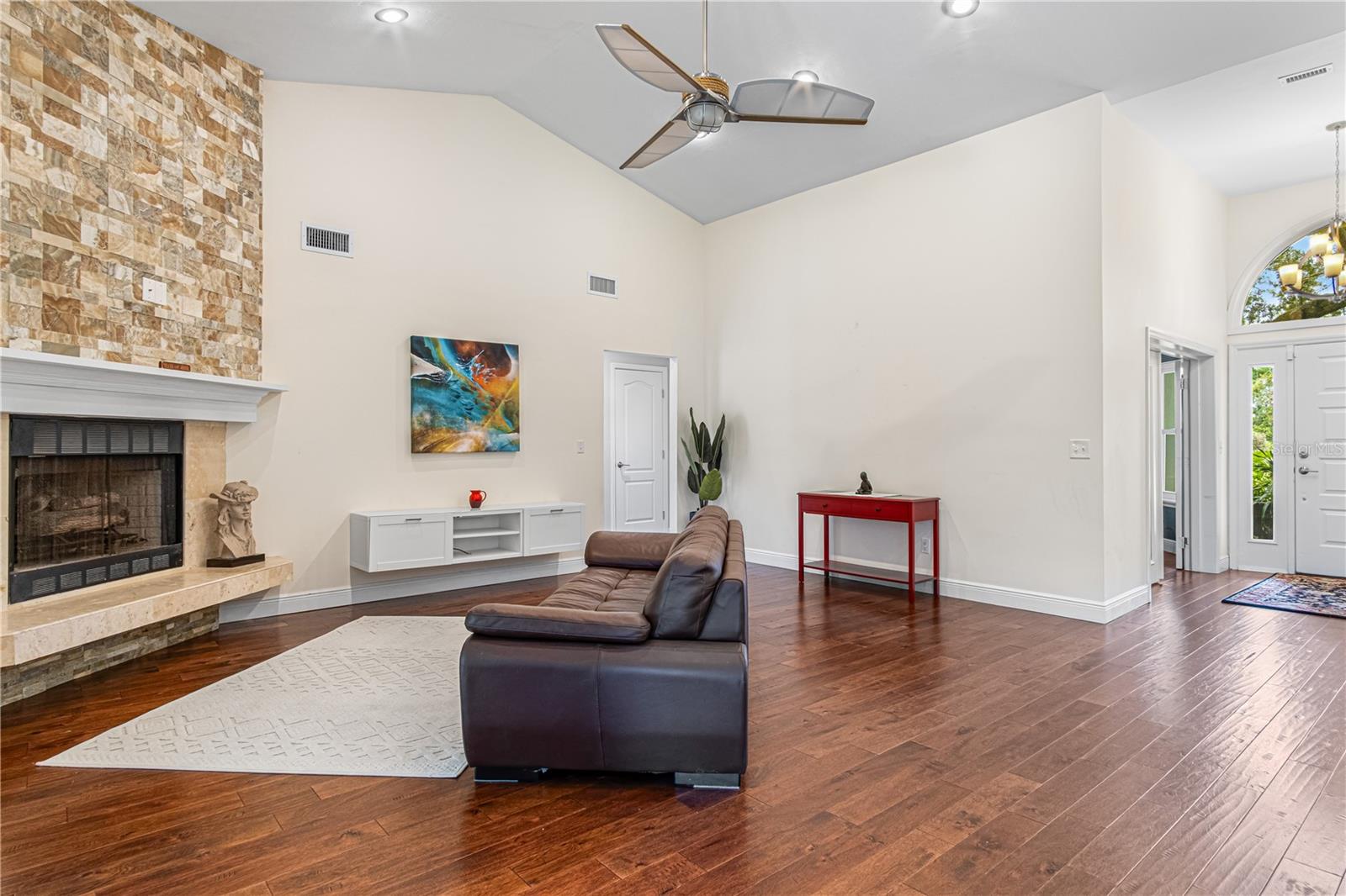 Image 14 of 44 For 915 Club House Boulevard