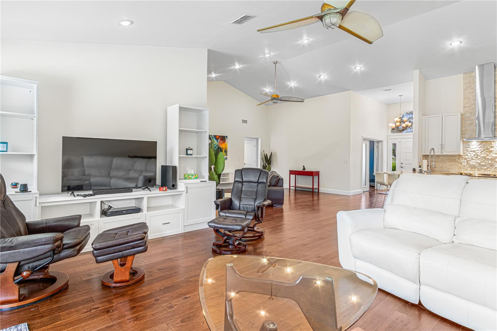 Image 18 of 44 For 915 Club House Boulevard