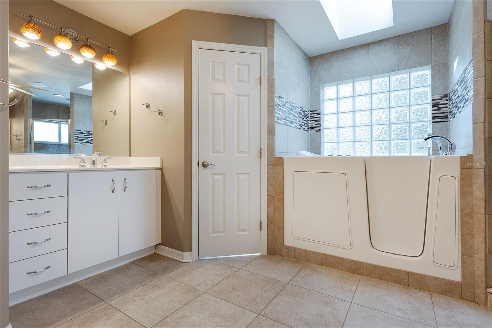 Image 19 of 66 For 6065 Spruce Point Circle