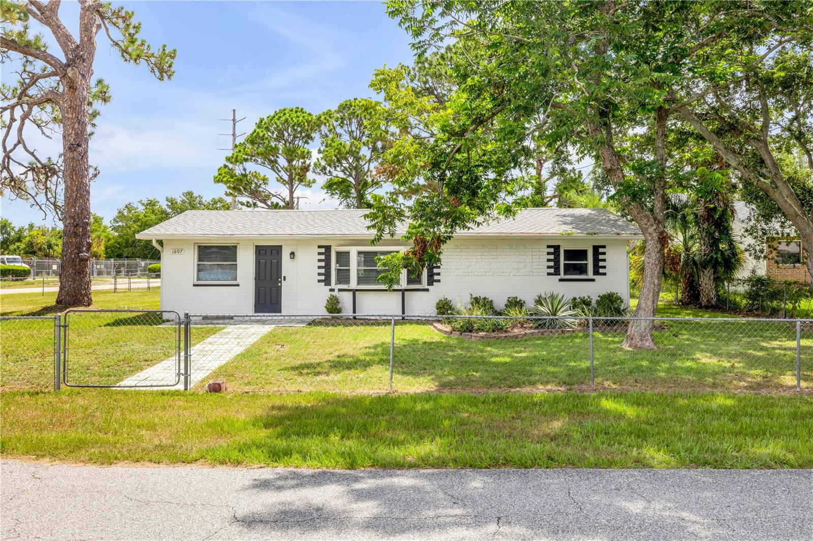Image 4 of 38 For 1607 India Palm Drive
