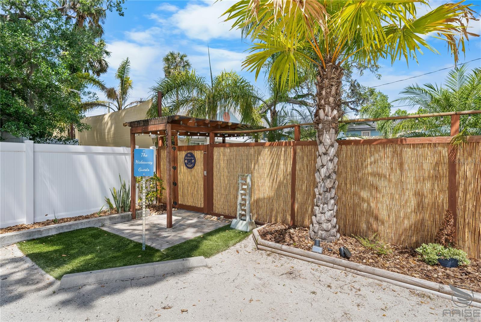 Image 10 of 52 For 305 Live Oak