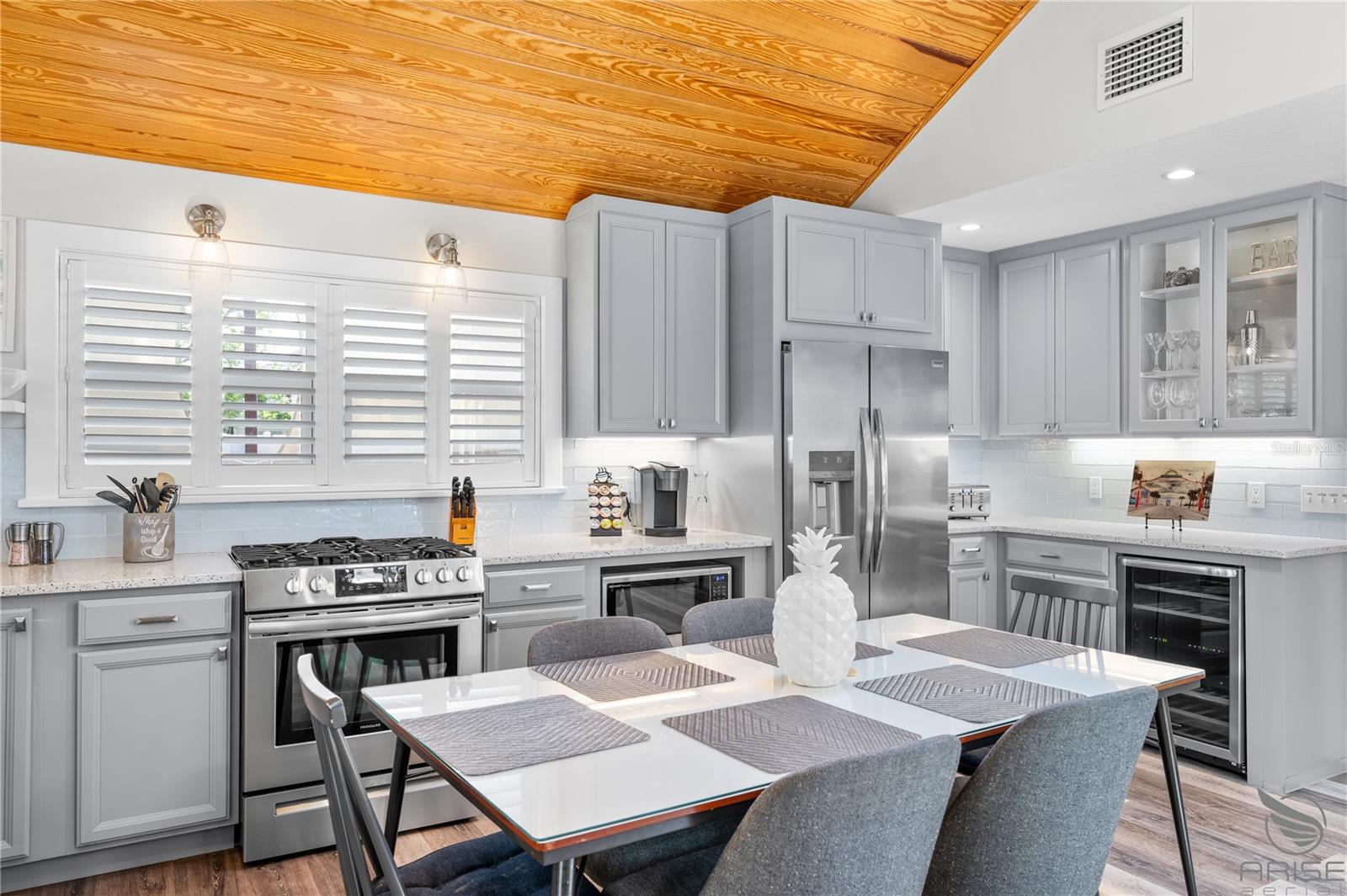 Image 24 of 52 For 305 Live Oak