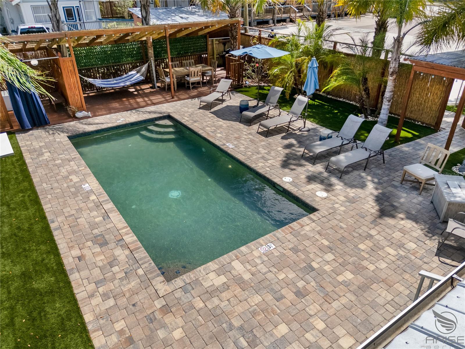 Image 37 of 52 For 305 Live Oak