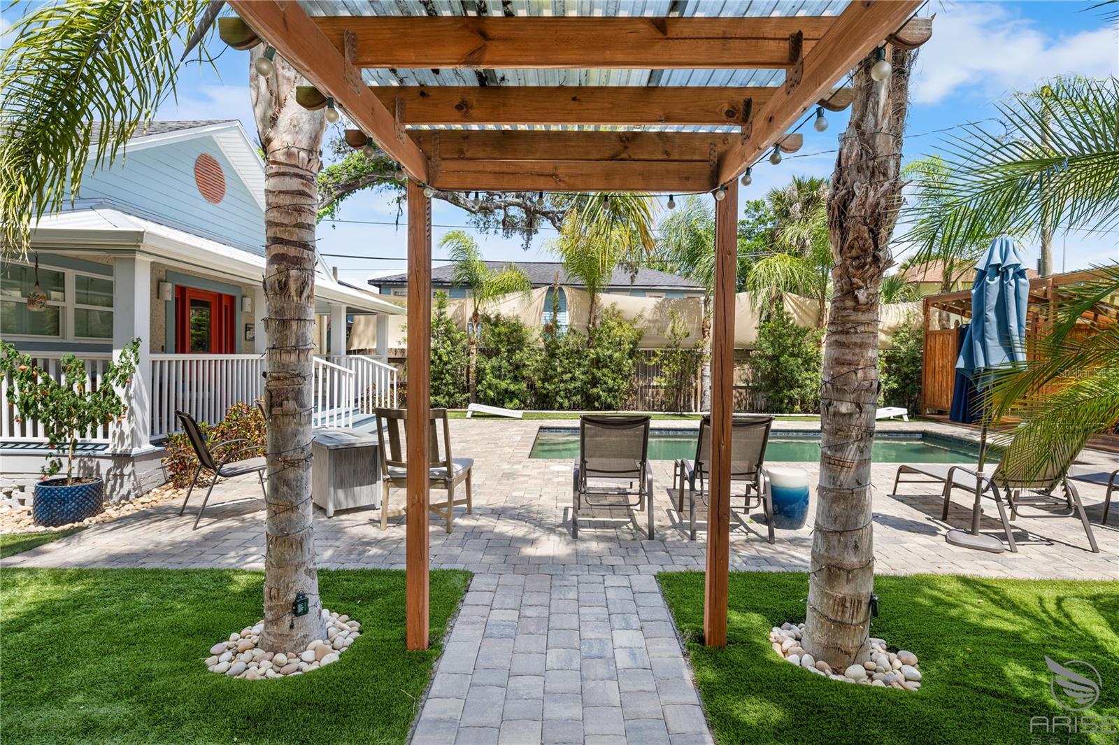 Image 9 of 52 For 305 Live Oak