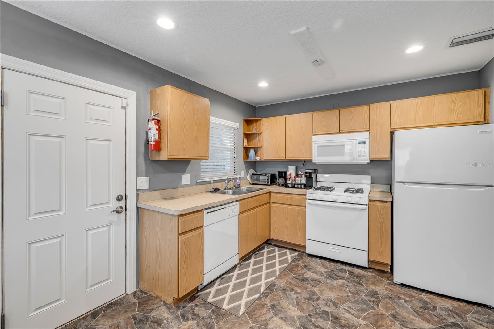 Image 19 of 35 For 240 Ridgewood Avenue