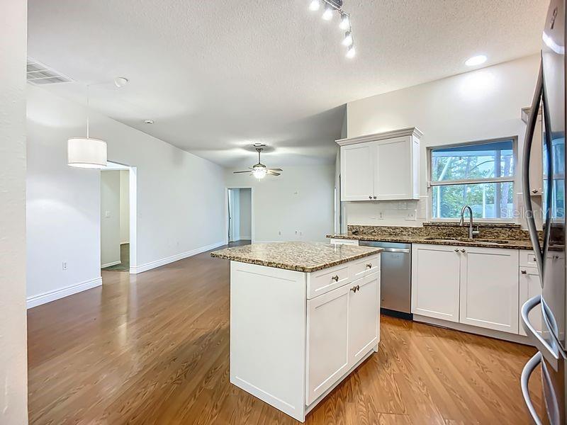 Image 14 of 39 For 1103 Woodview Way