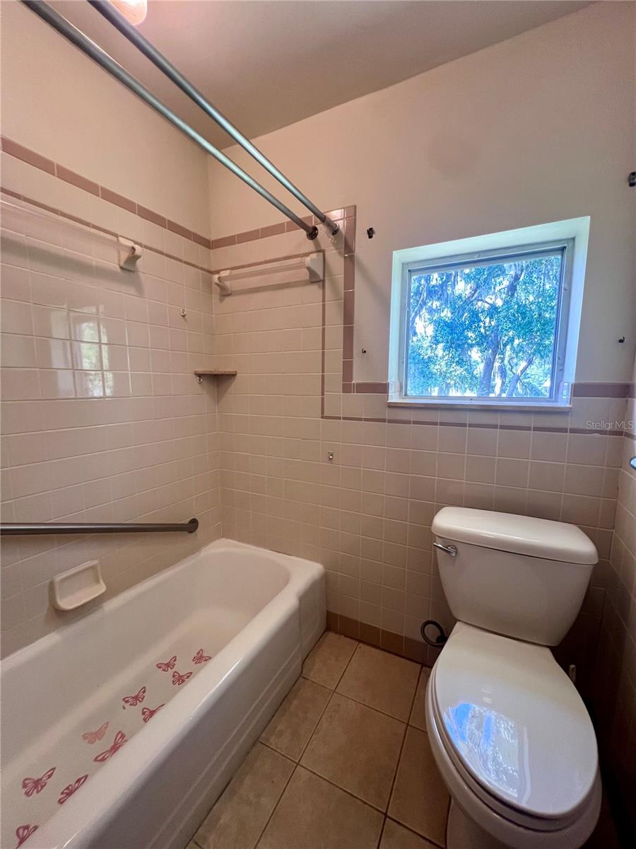 Listing photo id 10 for 407 Hunting Lodge Drive
