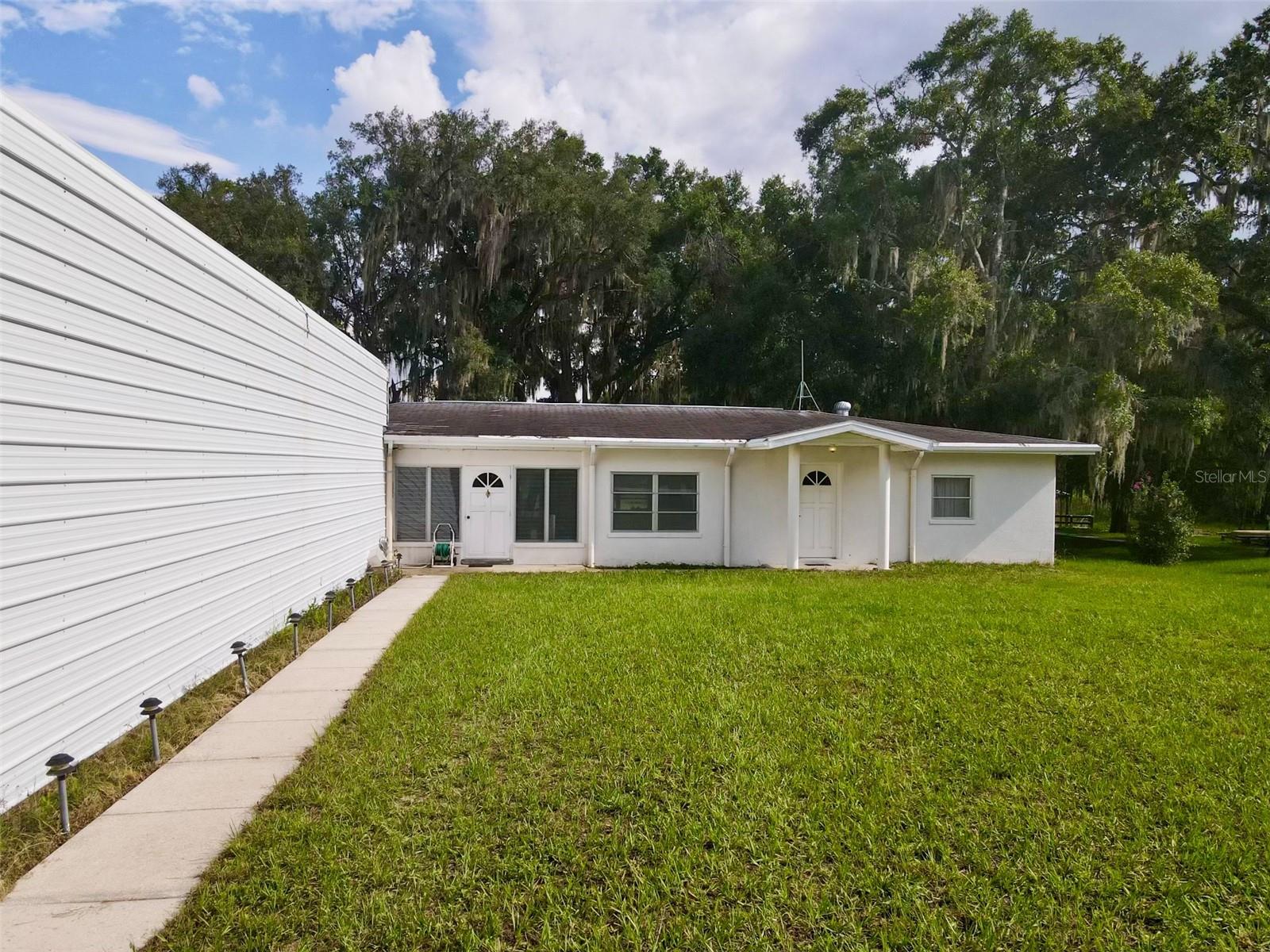 Listing photo id 3 for 407 Hunting Lodge Drive
