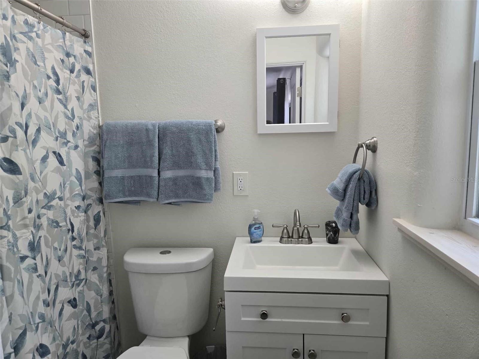 Image 6 of 7 For 411 Esther Street
