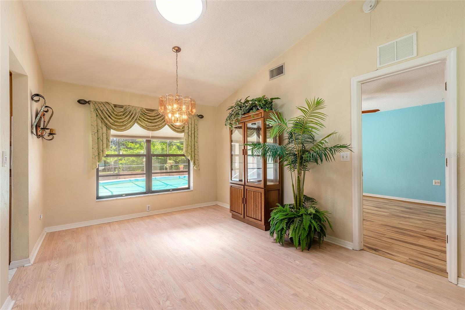 Image 11 of 43 For 437 Woodstock Drive