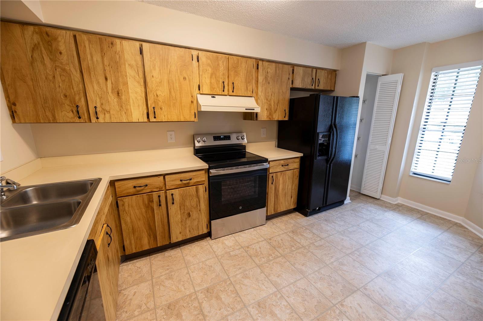Image 3 of 14 For 853 Stonybrook Circle