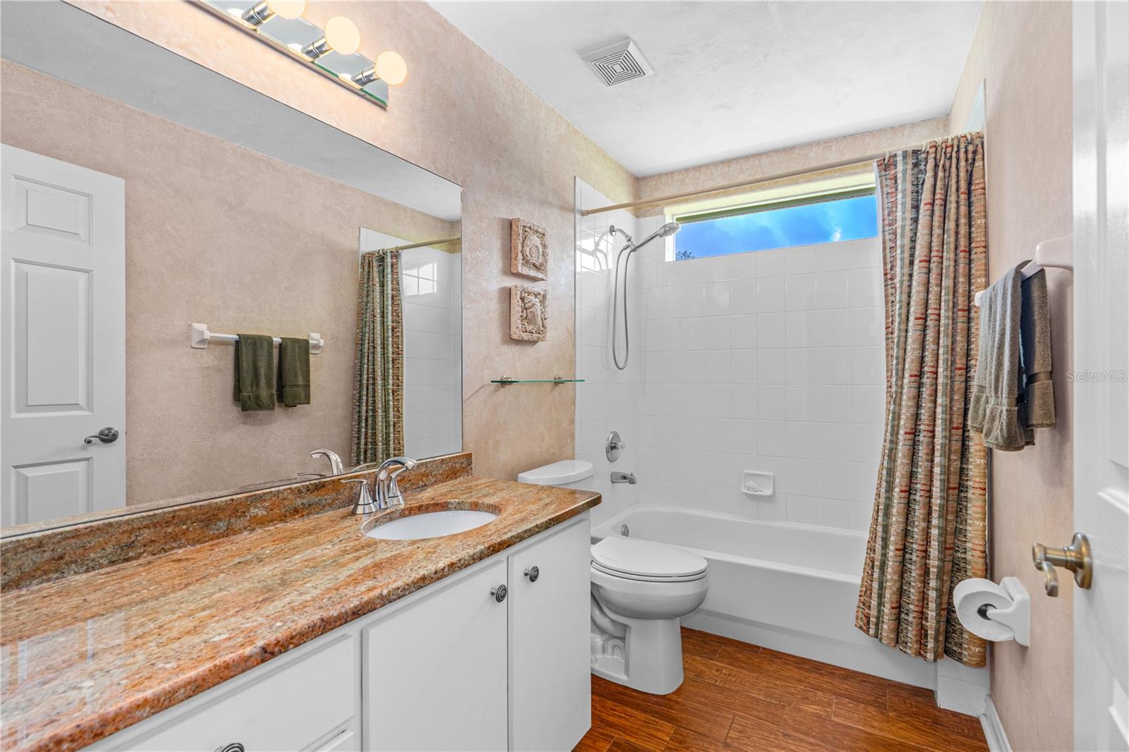 Image 27 of 46 For 993 Appleview Way