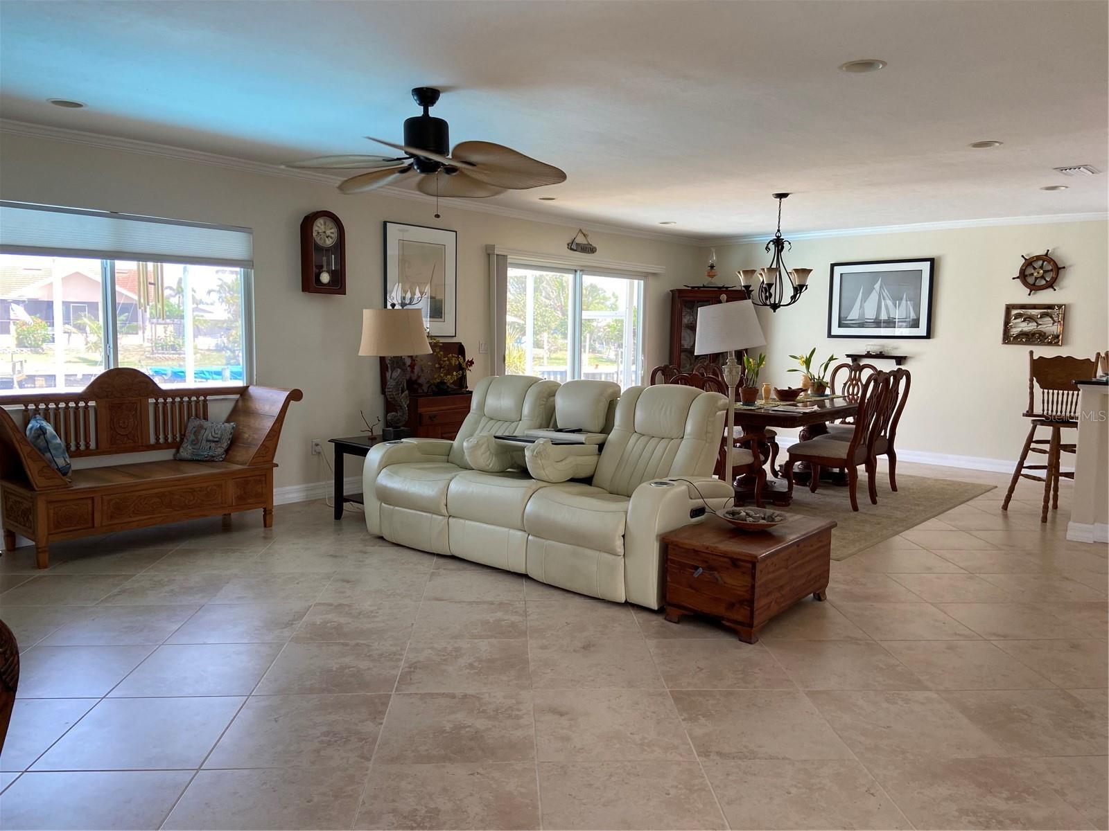 Listing photo id 0 for 262 Fry Terrace Se